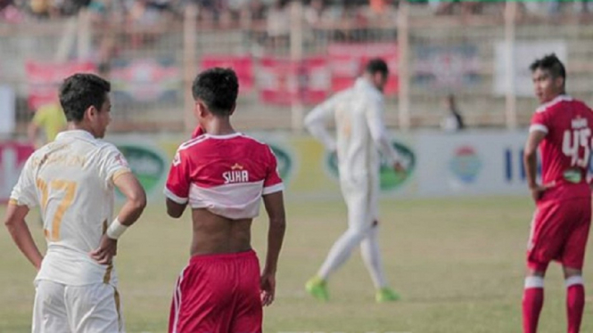 Para pemain Badak Lampung FC tertunduk lesu usai dikalahkan PSS Sleman 0-2 di kandang