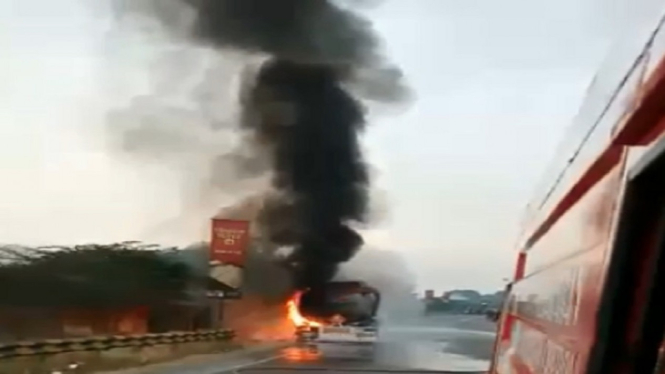 Mobil Tangki BBM Pertamina Bermuatan 24 Ribu Liter Terbakar di Jalur Pantura