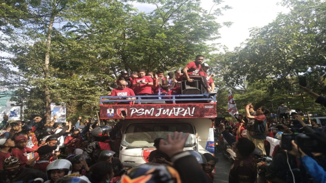 Para pendukung PSM tumpah ruah di sejumlah ruas jalan kota Makassar usai keberhasilan PSM meraih juara Piala Indonesia 2018-2019