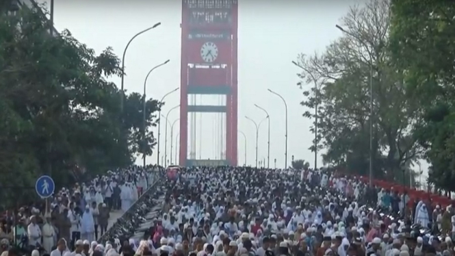 Masjid Agung Membludak, sholat ied di jembatan ampera