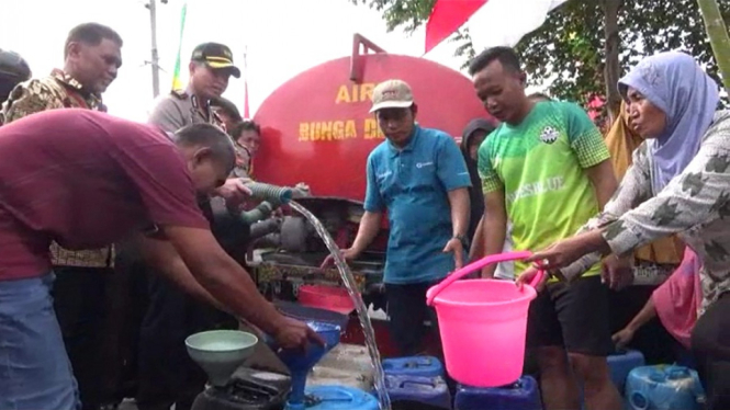 Warga dapat bantuan air bersih