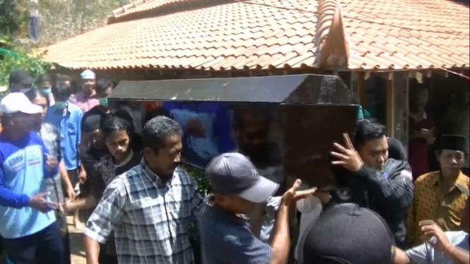 Dianggap Menakutkan Warga, Makam Samping Masjid Dibongkar dan Dipindah