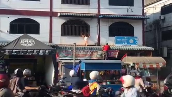 Aksi Penyelamatan Balita dari Atap Ruko di Tanjungpinang Berlangsung Dramatis