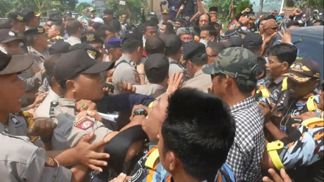 Unjuk Rasa LSM GMBI Ricuh Lantaran Ingin Masuk Pelabuhan Bakauheni