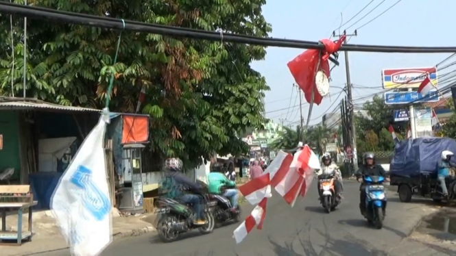 Kabel Juntai di Ciputat Tak Diperbaiki, Warga Gantung Kerupuk dan Plastik