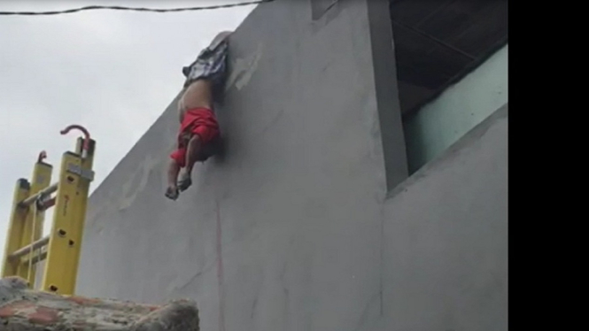 Seorang Pekerja Bangunan Tewas Tersengat Listrik Di Atap Rumah