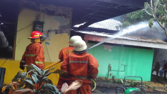 Kantin Kampus IISIP Lenteng Agung Jakarta Terbakar