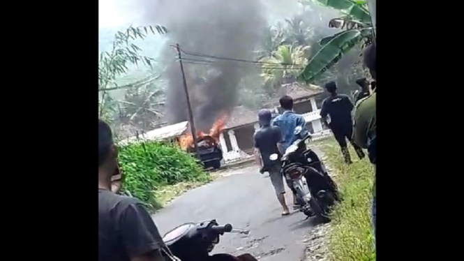 Dua Mayat Dalam Mobil Terbakar, Ada Wanita di Balik Kemudi di Mobil Lain