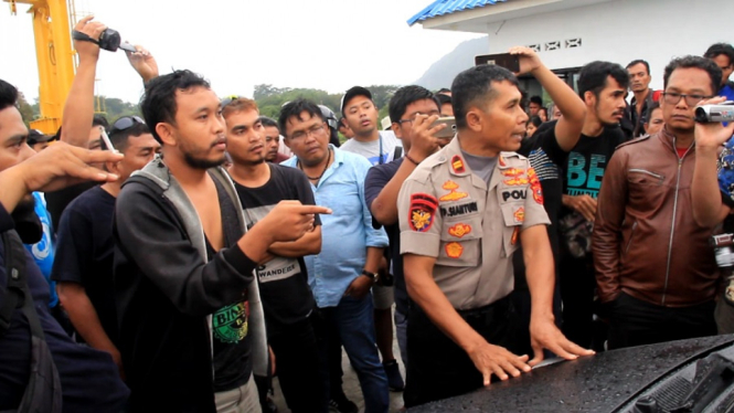 warga protes mobil polisi 1