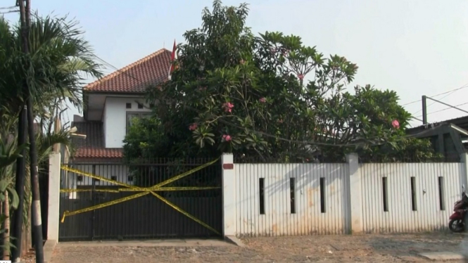 Dua Mayat Dalam Mobil Terbakar, Motifnya Sengketa Hasil Jual Rumah, Tampak rumah korban pembunuhan telah dipasang garis polisi (ANTV/Robin Fredy)