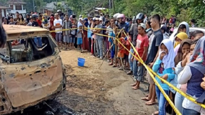 Mobil Dibakar