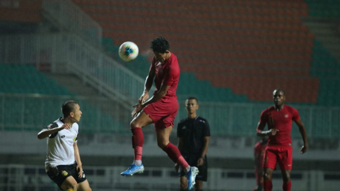 Jelang menghadapi Malaysia, Timnas Indonesia menang 2-0 atas Bhayangkara FC pada laga uji coba keduanya
