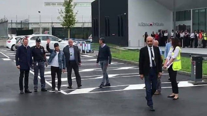 Alexis Sanchez saat tiba di Bandara Milan Malpensa