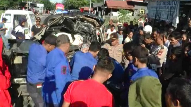 Brakkk! Angkutan Umum Tabrak Truk Tanah, 3 Tewas 1 Luka