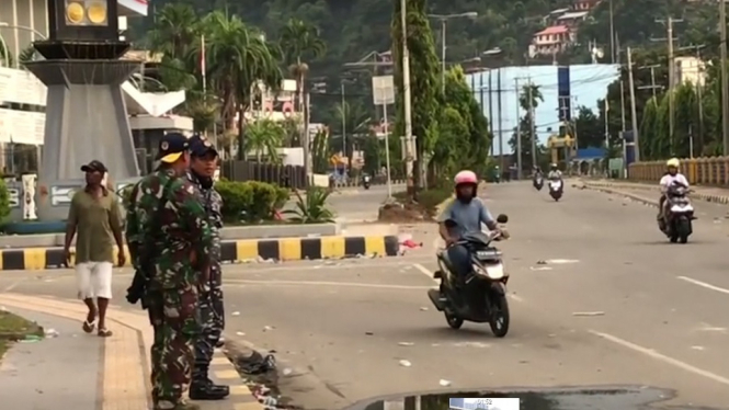 tentara berjaga di ruas jalan jayapura