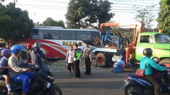 Bus Tabrak 4 Rumah di Klaten Jawa Tengah, Ngantuk?