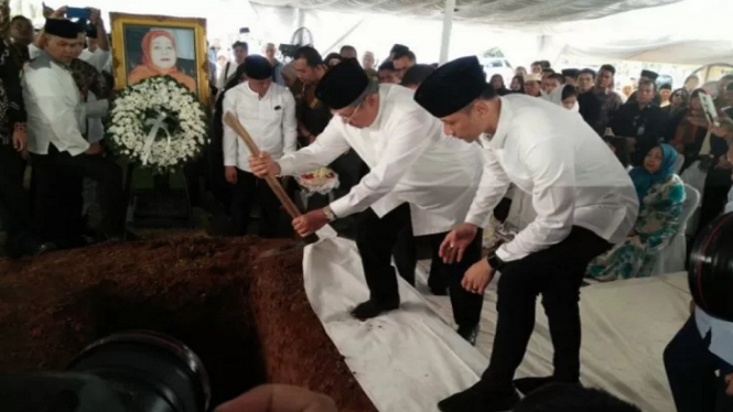 Pemakaman Jenazah Siti Habibah, Ibunda SBY di TPU Tanah Kusir