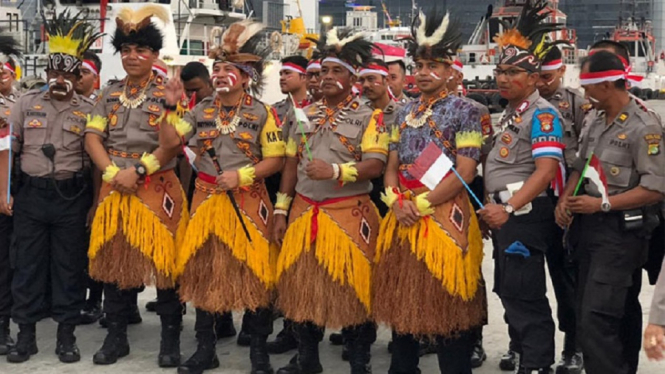 Polisi dan Warga Papua Menari Sajojo di Pelabuhan Tanjung Priok1