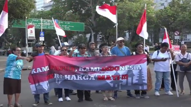 Di Depan Istana, Forum Pemuda Cenderawasih Tolak Referendum