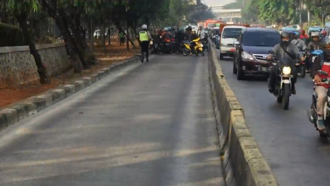 Dikepung Polisi, ratusan pengemudi mobil dan sepeda motor yang masuk 3 jalur Busway di Jakarta Timur,  kebingungan dan berusaha kabur dari razia Operasi Patuh J