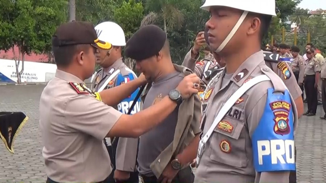 Dipecat, Brigadir Lian Hepirmansyah Menangis di Halaman Polres Tanjungpinang