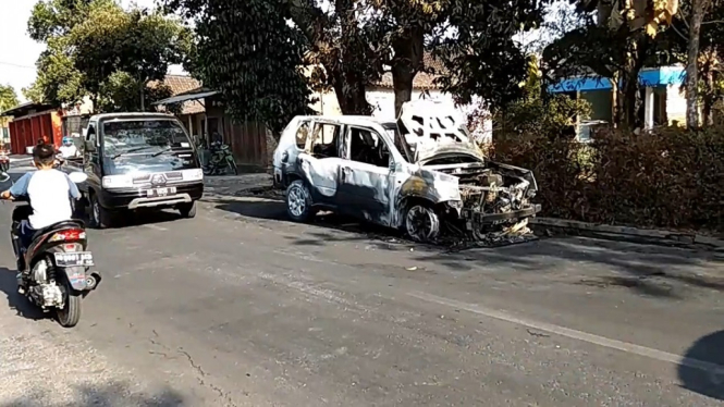 Mobil X-Trail Terbakar Saat Jemput Keluarga di Bandara Adi Soemarmo