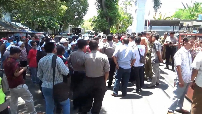 Tuntut Tarif BPHTB Turun, Ratusan Warga Demo di Kantor BPKAD Pati