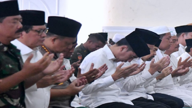 Presiden Jokowi doa bersama usai shalat istisqa