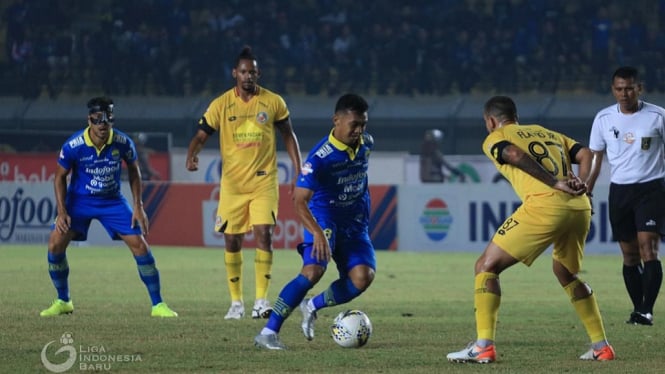 Persib Bandung yang tampil tanpa Febri Hariyadi dan Ezechiel N'Douassel hanya mampu bermain imbang 1-1 dengan Semen Padang