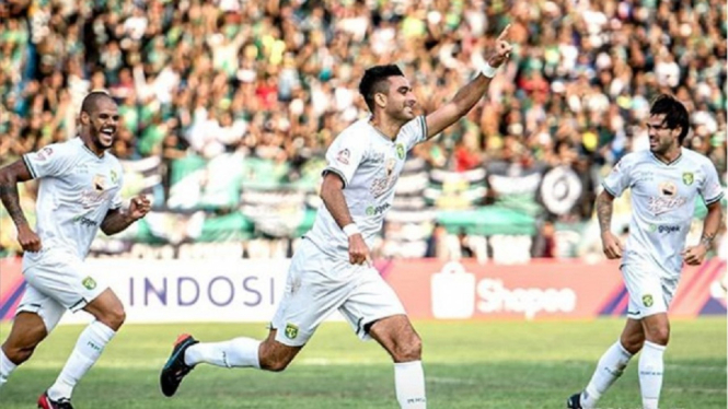 Otavio Dutra mencetak gol pertama Persebaya di menit ke-29 saat mempermalukan PSIS 0-4