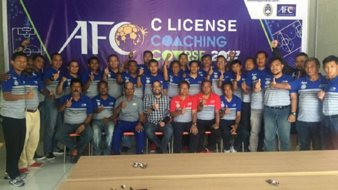 Ismed Sofyan (berdiri paling kiri) saat mengikuti kursus C AFC