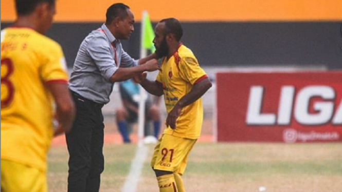 Pelatih Sriwijaya FC, Kas Hartadi saat memberikan instruksi kepada pencetak gol pertama, Anis Nabar
