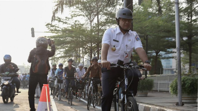 Gubernur DKI Jakarta Anies Baswedan Uji Coba Jalur Sepeda (Foto: Istimewa)