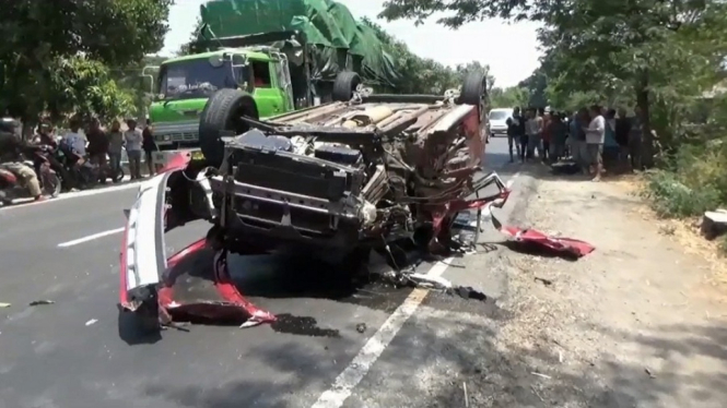 Sopir ngantuk Xpander ringsek tabrak truk, 6 luka-luka
