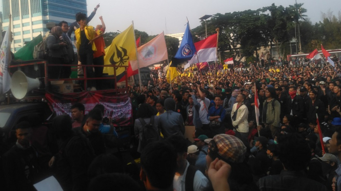 Demo Mahasiswa di Gedung DPR Ricuh, Peserta Aksi Akan Bermalam