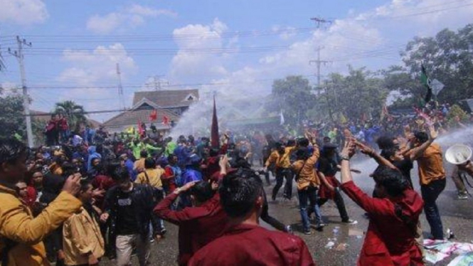 Aksi Unjuk Rasa Mahasiswa di Gedung DPRD Samarinda Ricuh
