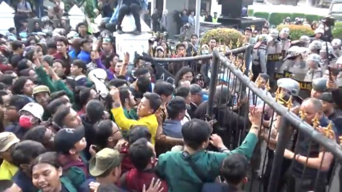 Aksi Unjuk Rasa di Gedung DPRD Bandung Berakhir Ricuh