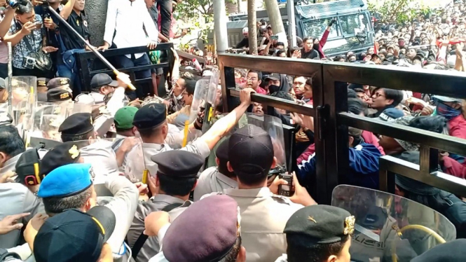 Paksa Masuk Gedung DPRD Malang, Ribuan Mahasiswa Bentrok dengan Polisi