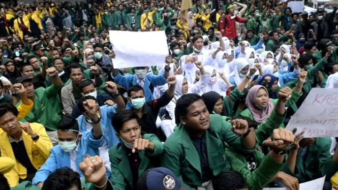 Tuntut Jokowi Cabut UU KPK Baru dan Tuntaskan Karhutla, Mahasiswa Serbu DPRK Lhokseumawe