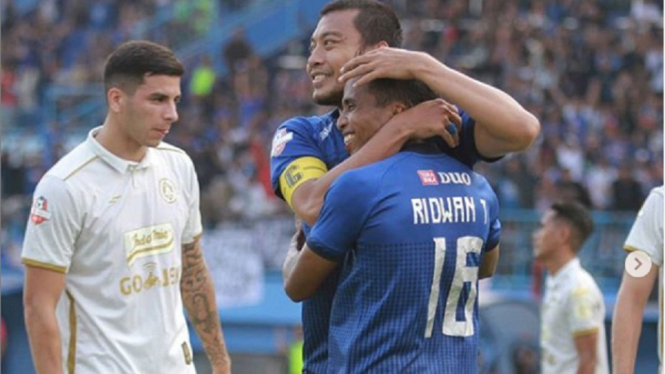 Kapten Arema FC, Hamka Hamzah memeluk pencetak gol kedua, Ridwan Tawainela pada menit ke-38