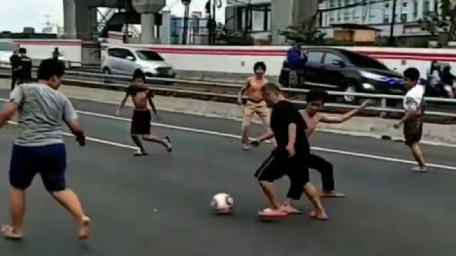 Viral, Saat Jalan Tol Dipake Unjukrasa Mahasiswa, Ada Anak-Anak yang Main Bola