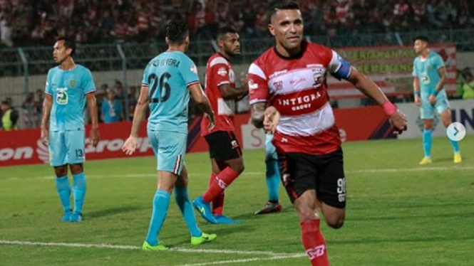 Alberto Goncalves berselebrasi usai mencetak gol pertama Madura United ke gawang Persela Lamongan pada menit ke-30