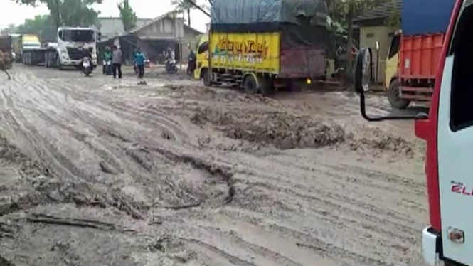 Jalan Lintas Timur Sumatra Amblas Berlumpur, Kemacetan Puluhan Kilometer