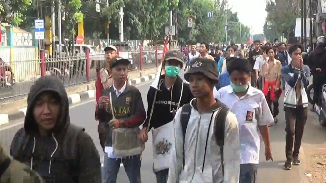 Ratusan pelajar Sekolah Menengah Atas (SMA) melakukan aksi berjalan kaki dari Jalan Raya Bogor menuju ke Gedung DPR RI Jakarta.