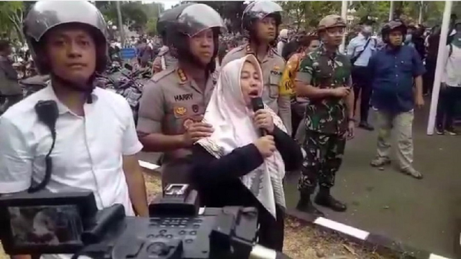 Viral, Video Seorang Ibu Meminta Pulang Anaknya yang Ikut Demo di DPRMPR