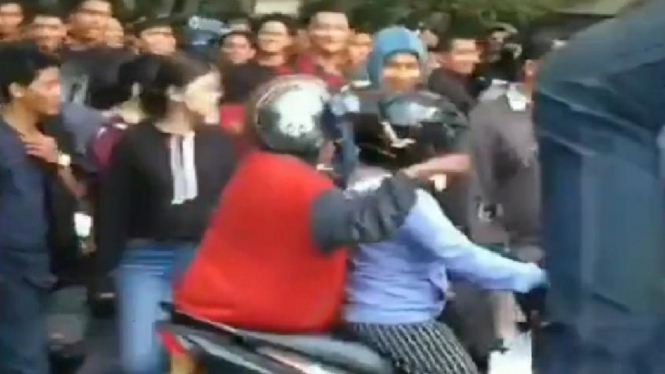 Viral, Video Lucu Emak-Emak Terobos Kelompok Demonstran