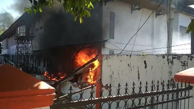 Demo RUU, Mahasiswa Bakar dan Duduki Gedung DPRD Sulawesi Tenggara