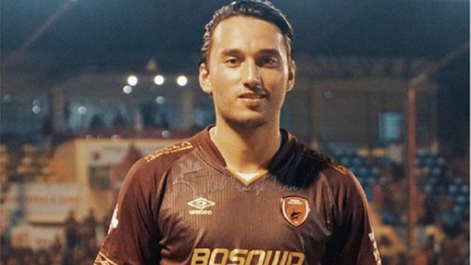 Gol debut Ezra Walian gagal menyelamatkan PSM Makassar dari kekalahan 1-3 saat jumpa Persipura Jayapura