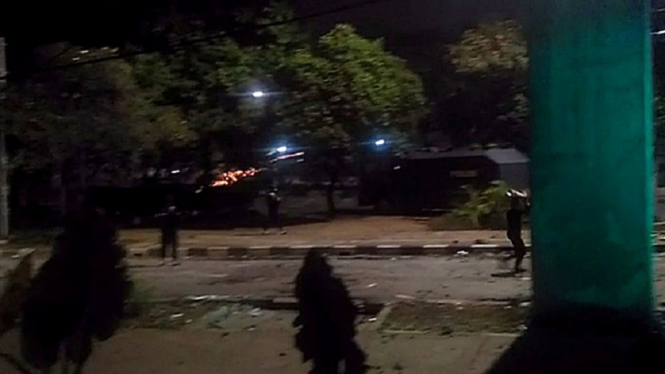 polisi bubarkan demo dengan tembakan gas air mata