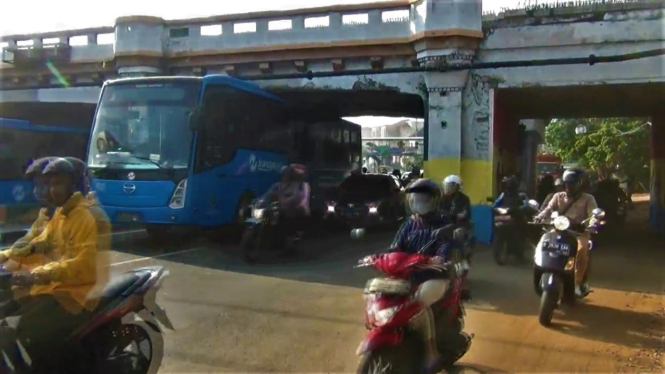 Bus TransJakarta Tersangkut di Kolong Jembatan Kereta Api Jatinegara Jakarta